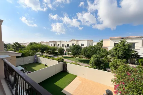 3 Bedrooms Villa in Mira 2
