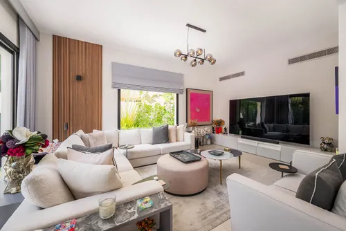 5 Bedrooms Villa in Meadows 2