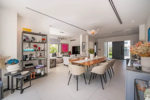 5 Bedrooms Villa in Meadows 2