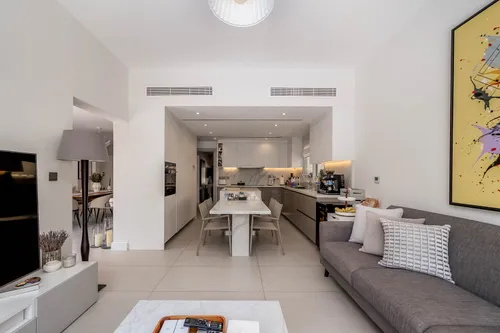 5 Bedrooms Villa in Meadows 2