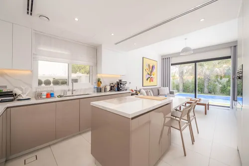 5 Bedrooms Villa in Meadows 2