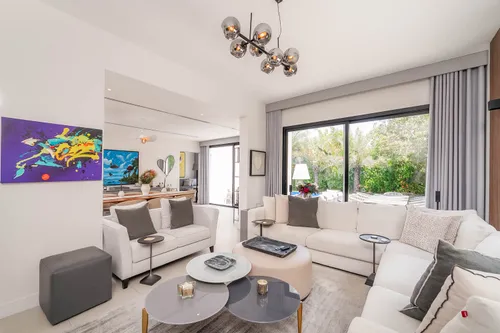 5 Bedrooms Villa in Meadows 2