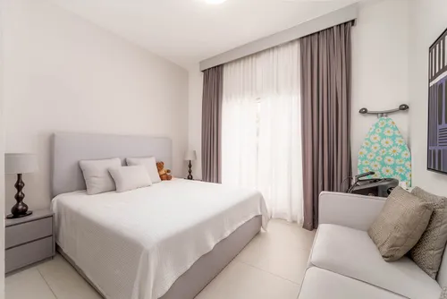 5 Bedrooms Villa in Meadows 2
