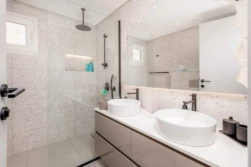 5 Bedrooms Villa in Meadows 2