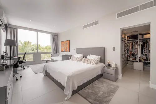 5 Bedrooms Villa in Meadows 2