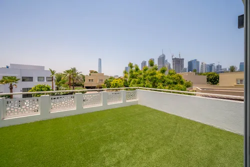 5 Bedrooms Villa in Meadows 2