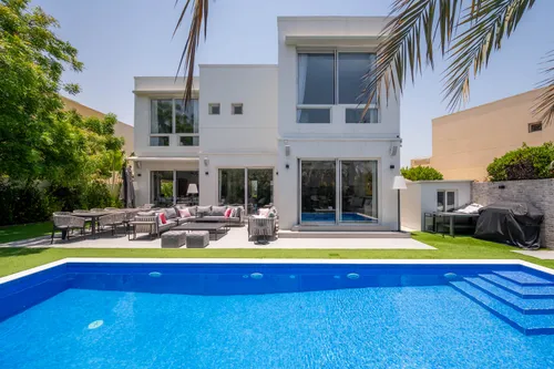 5 Bedrooms Villa in Meadows 2