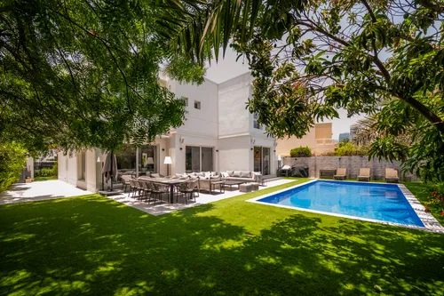 5 Bedrooms Villa in Meadows 2