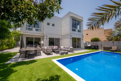 5 Bedrooms Villa in Meadows 2