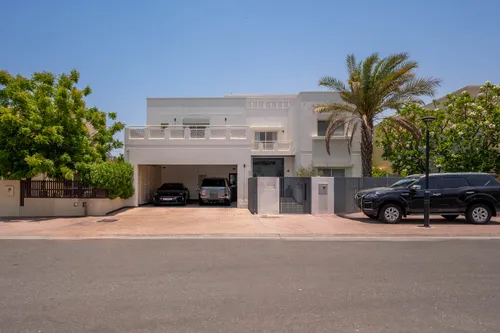 5 Bedrooms Villa in Meadows 2