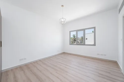 4 Bedrooms Villa in Meadows 9
