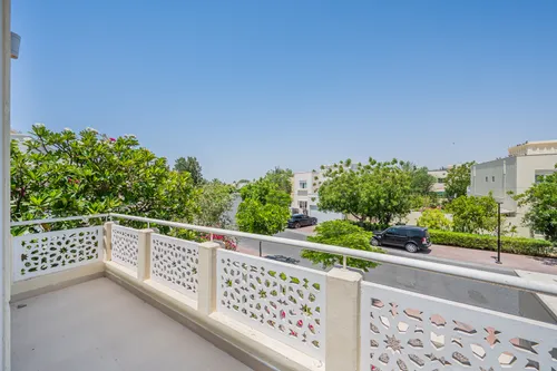 4 Bedrooms Villa in Meadows 9