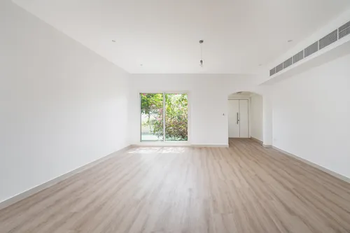 4 Bedrooms Villa in Meadows 9