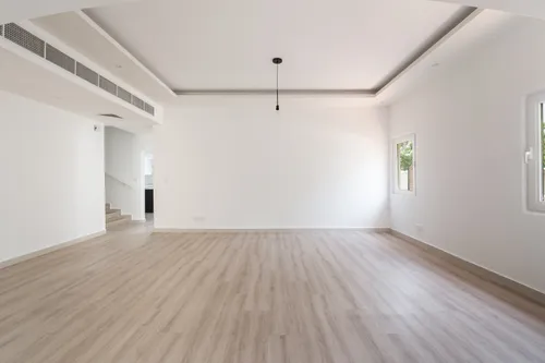 4 Bedrooms Villa in Meadows 9