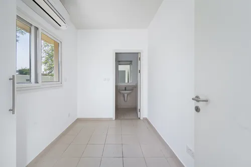 4 Bedrooms Villa in Meadows 9