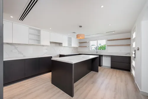 4 Bedrooms Villa in Meadows 9