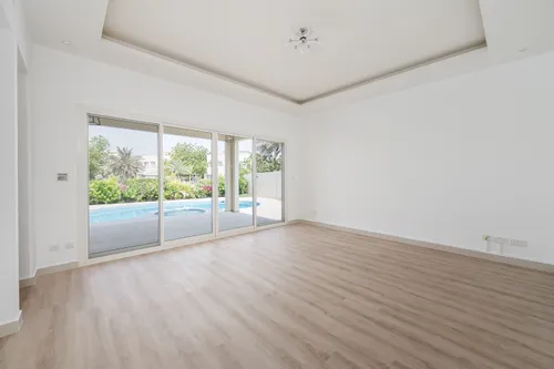 4 Bedrooms Villa in Meadows 9