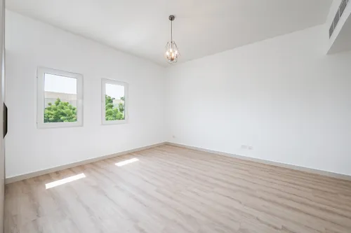 4 Bedrooms Villa in Meadows 9