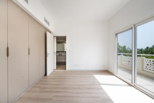 4 Bedrooms Villa in Meadows 9