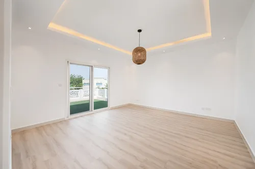 4 Bedrooms Villa in Meadows 9
