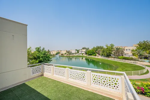 4 Bedrooms Villa in Meadows 9