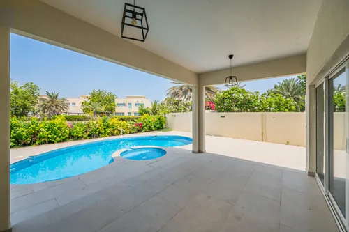 4 Bedrooms Villa in Meadows 9