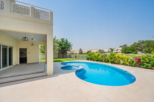 4 Bedrooms Villa in Meadows 9