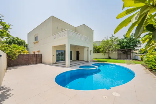 4 Bedrooms Villa in Meadows 9