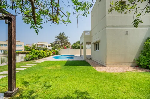 4 Bedrooms Villa in Meadows 9