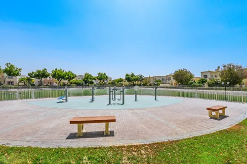 4 Bedrooms Villa in Meadows 9
