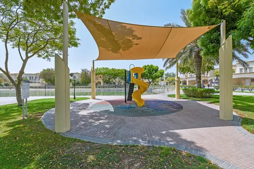4 Bedrooms Villa in Meadows 9