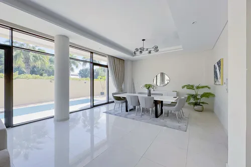 5 Bedrooms Villa in The Field