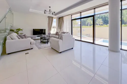5 Bedrooms Villa in The Field