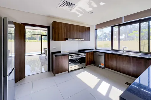 5 Bedrooms Villa in The Field