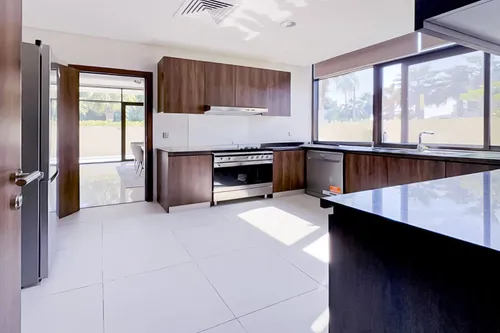 5 Bedrooms Villa in The Field