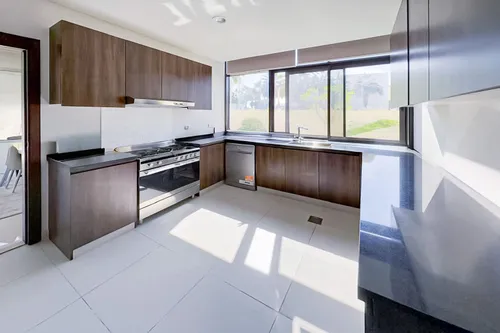 5 Bedrooms Villa in The Field