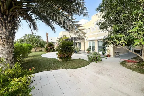 5 Bedrooms Villa in Meadows 9
