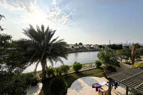 5 Bedrooms Villa in Meadows 9