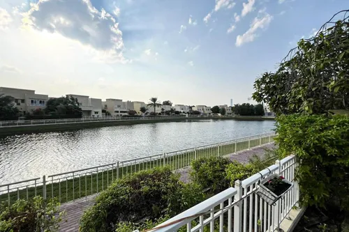 5 Bedrooms Villa in Meadows 9