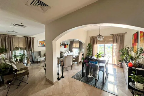 5 Bedrooms Villa in Meadows 9
