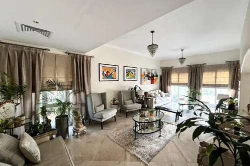 5 Bedrooms Villa in Meadows 9