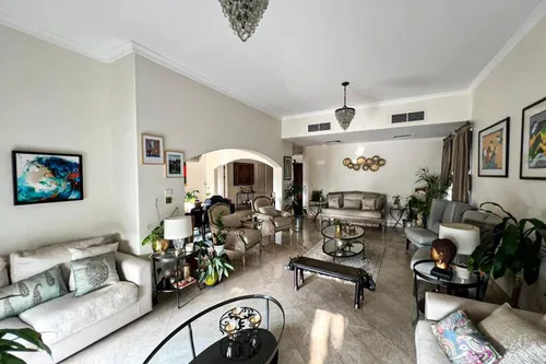 5 Bedrooms Villa in Meadows 9
