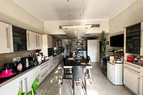 5 Bedrooms Villa in Meadows 9
