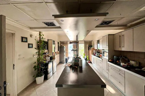 5 Bedrooms Villa in Meadows 9