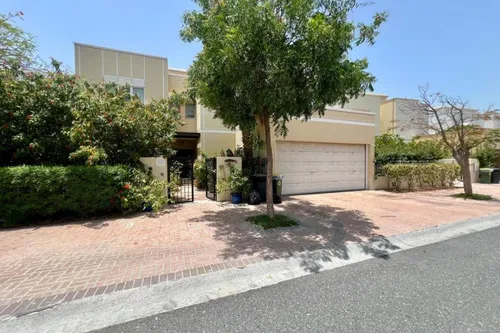 5 Bedrooms Villa in Meadows 9