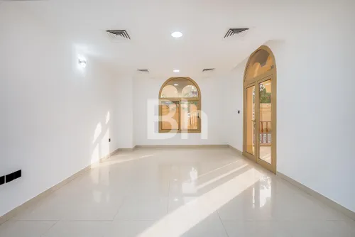 One month free I Swimming pool | Upgraded I closed kitchen