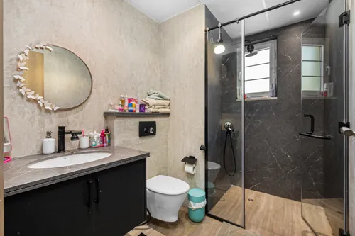3 Bedrooms Villa in Legacy