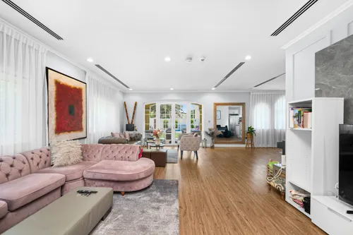 3 Bedrooms Villa in Legacy
