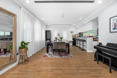 3 Bedrooms Villa in Legacy