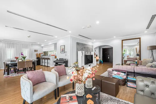 3 Bedrooms Villa in Legacy